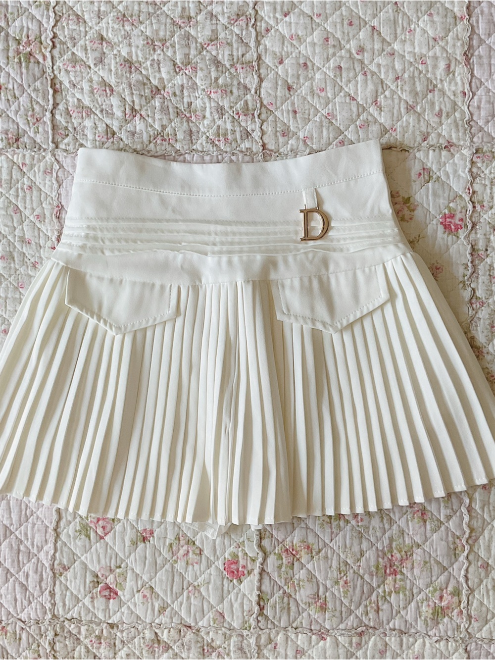 White Knife Pleated Mini Skirt with Gold D charm